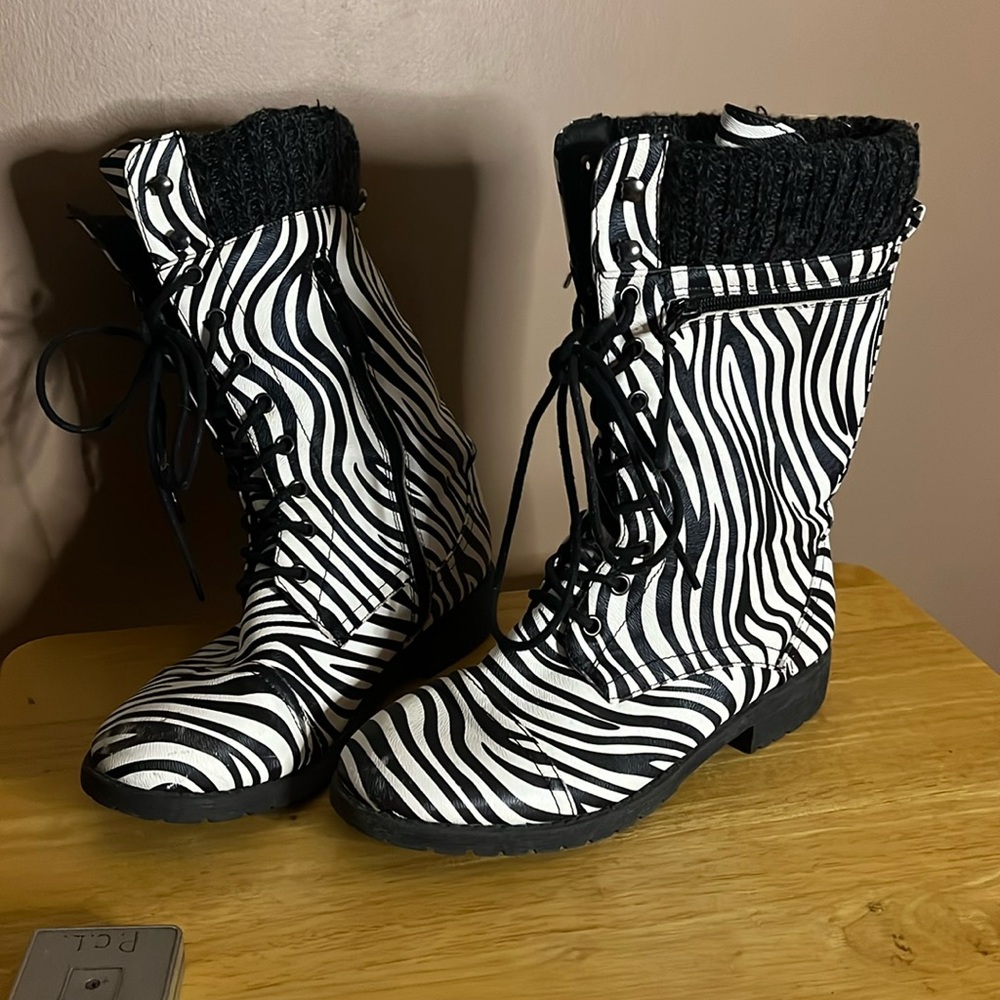 😄Zebra Print Boots Lace Up Size 8